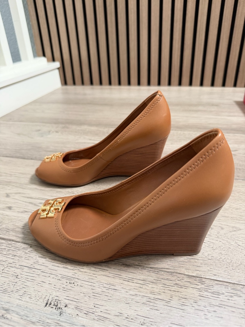 Tory Burch Laura 85 mm Royal Tan Open-Toe wedge Heels with Gold Logo 6.5 - Picture 4 of 13